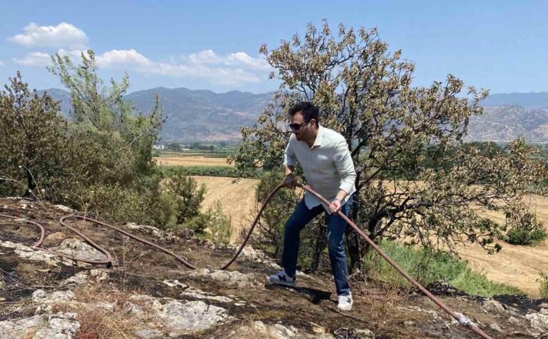 Και χρέη πυροσβέστη έκανε ο δήμαρχος Τυρνάβου
