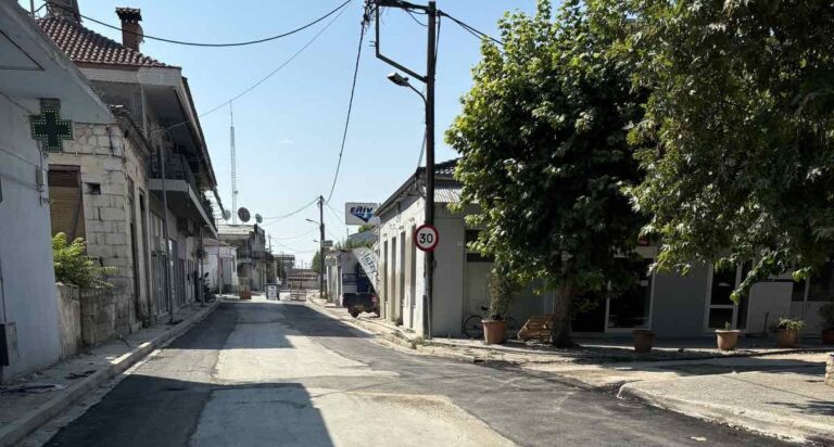 Πρόχειρη ασφαλτόστρωση στην οδό Λαρίσης στον Αμπελώνα