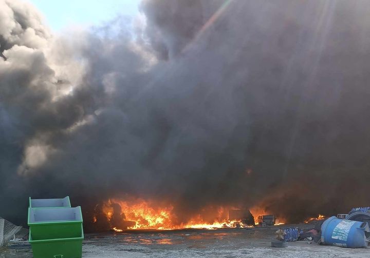 Σε ύφεση η φωτιά στη μονάδα ανακύκλωσης στο Ομορφοχώρι – Νέο μέτωπο στον Πυργετό