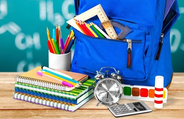 Σχολικά είδη από το Κοινωνικό Παντοπωλείο για τους μικρούς μαθητές