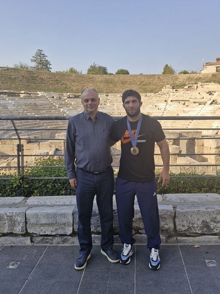 Με τον χάλκινο Ολυμπιονίκη της Πάλης Νταουρέν Κουρουγκλίεφ συναντήθηκε ο Χρ. Καπετάνος