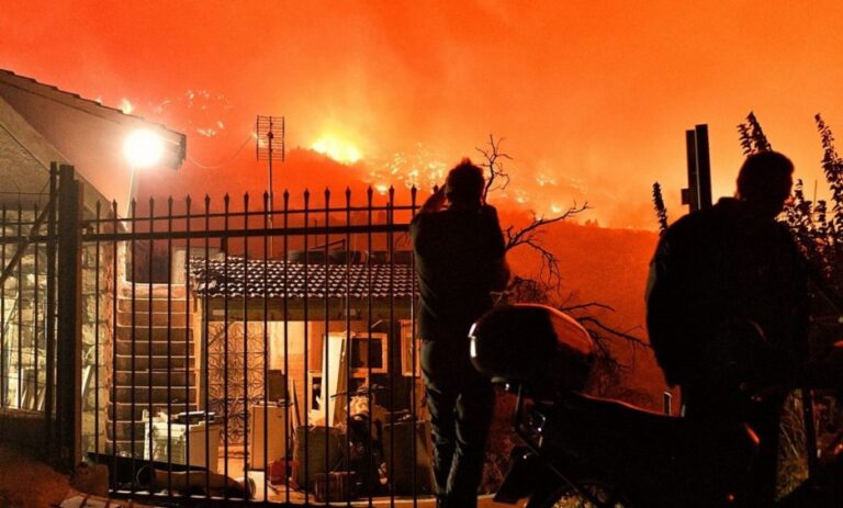 Τραγωδία: Δύο άνθρωποι βρέθηκαν απανθρακωμένοι στη μεγάλη φωτιά στο Ξυλόκαστρο
