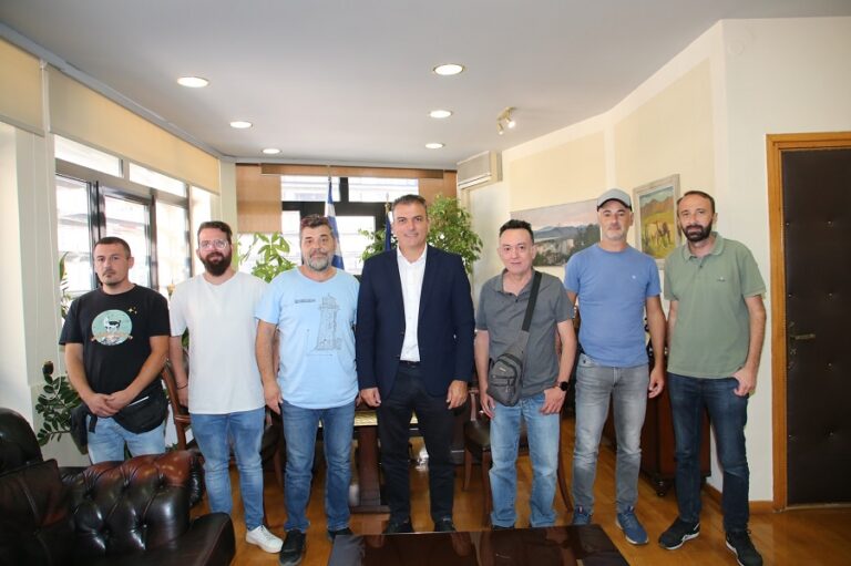 Συνάντηση του Θ. Μαμάκου, με τους φωτορεπόρτερ της Λάρισας