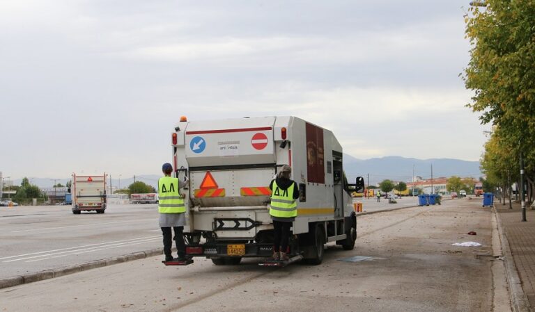 Εργασίες καθαριότητας στη Σκεπαστή Αγορά Νεάπολης, μετά το παζάρι