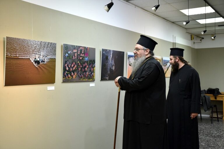 Επίσκεψη του μητροπολίτη Λαρίσης και Τυρνάβου στην έκθεση των φωτορεπόρτερ για τον Daniel