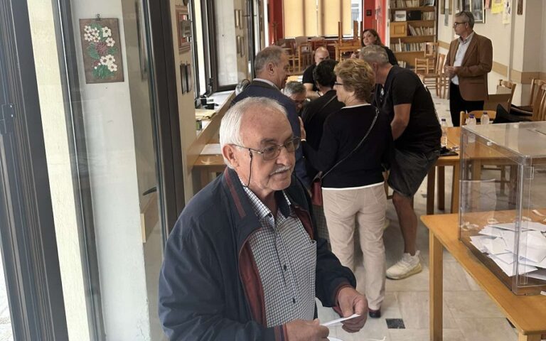 Μεγάλη η συμμετοχή στις εκλογές του ΠΑΣΟΚ σε Λάρισα και Τύρναβο (φωτο)