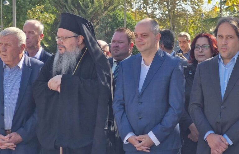 Ο Χρήστος Καπετάνος στα αποκαλυπτήρια του μνημείου πεσόντων ηρώων στη Χάλκη Λάρισας