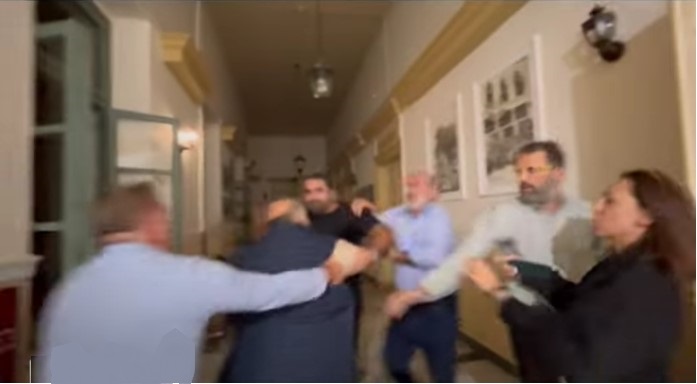 Σκηνές απείρου κάλλους σε συνεδρίαση δημοτικού συμβουλίου – Ο χώρος μετατράπηκε σε «ρινγκ»