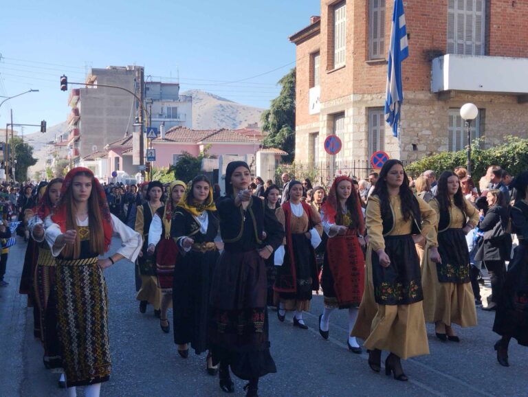 Με τη μεγάλη μαθητική παρέλαση ο Τύρναβος γιόρτασε την 28η Οκτωβρίου (φωτο)