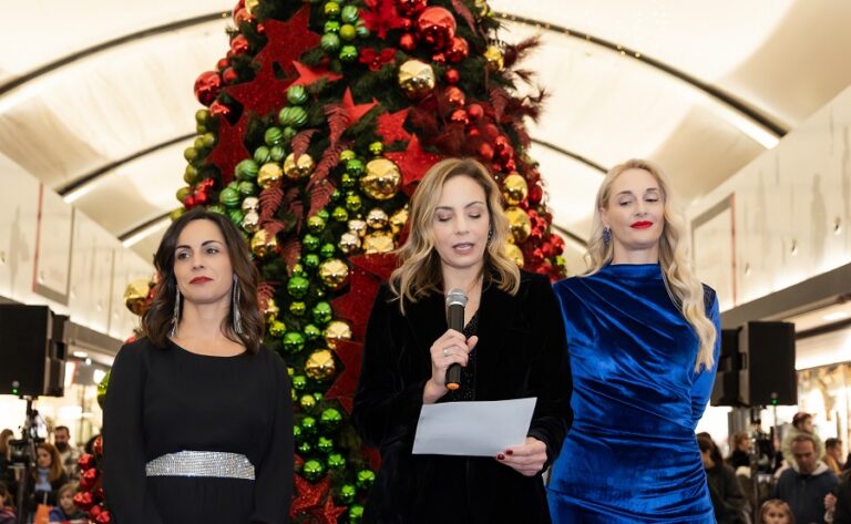 Το χριστουγεννιάτικο δέντρο του Fashion City Outlet άναψε πρώτο σε μια μαγική γιορτή