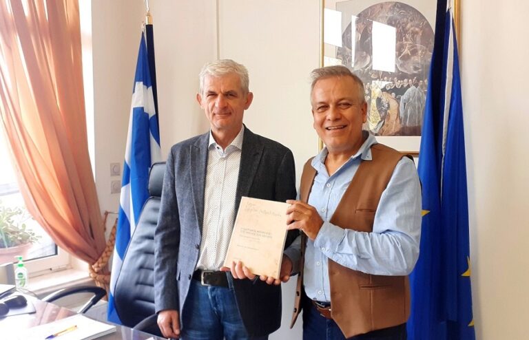 Βιβλία του Ν. Παπαθεοδώρου, στον Διευθυντή β/βάθμιας Εκπαίδευσης Λάρισας, δόθηκαν από το ΠΟΚΕΛ