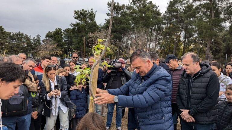 Με μεγάλη συμμετοχή του κόσμου η δενδροφύτευση στην Θεοφράστου