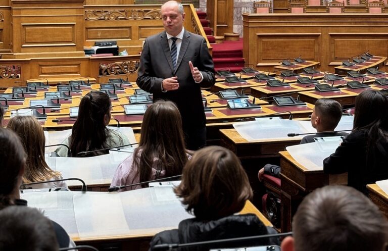 Χρ. Καπετάνος: Μια ζεστή υποδοχή για τους μαθητές του Δημοτικού Σχολείου Φαλάνης στη Βουλή