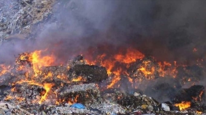 Αποπνικτική ατμόσφαιρα στον Αμπελώνα λόγω των καπνών που προκάλεσε πυρκαγιά σε χωματερή