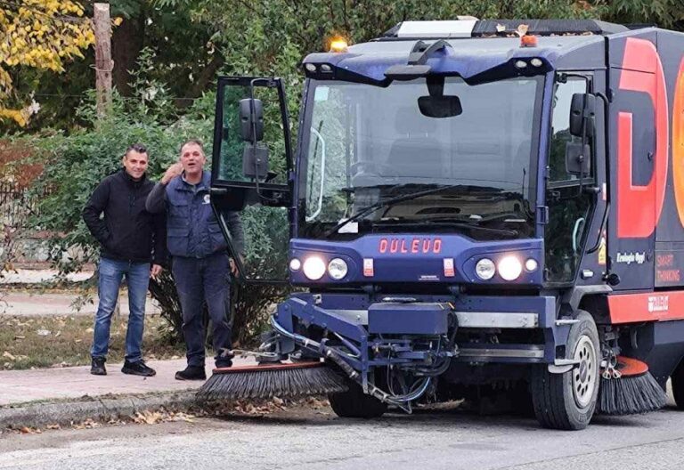 Επιασε δουλειά σάρωθρο (σκούπα) για τον καθαρισμό ρείθρων σε όλο το δήμο Τυρνάβου