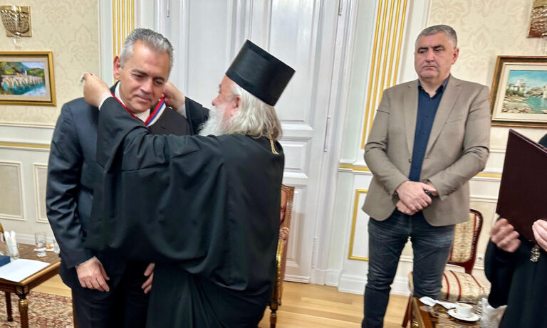 Βράβευση του Μ. Χαρακόπουλου με το Χρυσό Παράσημο του Αγίου Πέτρου Δαμπροβοσνίας: