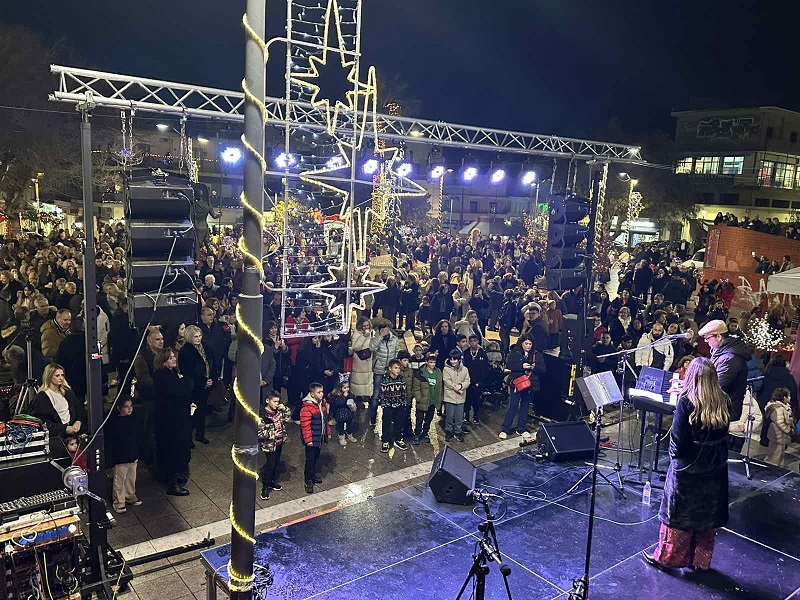 Πλήθος κόσμου στο άναμμα του Χριστουγεννιάτικου δέντρου στα Φάρσαλα