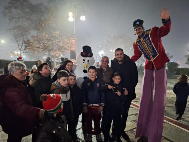 Με μελωδίες και εκπλήξεις άναψε το Χριστουγεννιάτικο Δένδρο στον Αμπελώνα