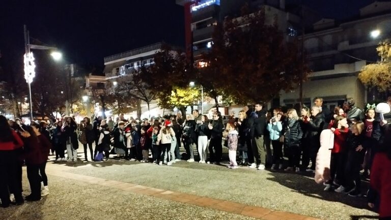 Φωταγωγήθηκε στη Φιλιππούπολη το μεγαλύτερο δένδρο των συνοικιών της Λάρισας