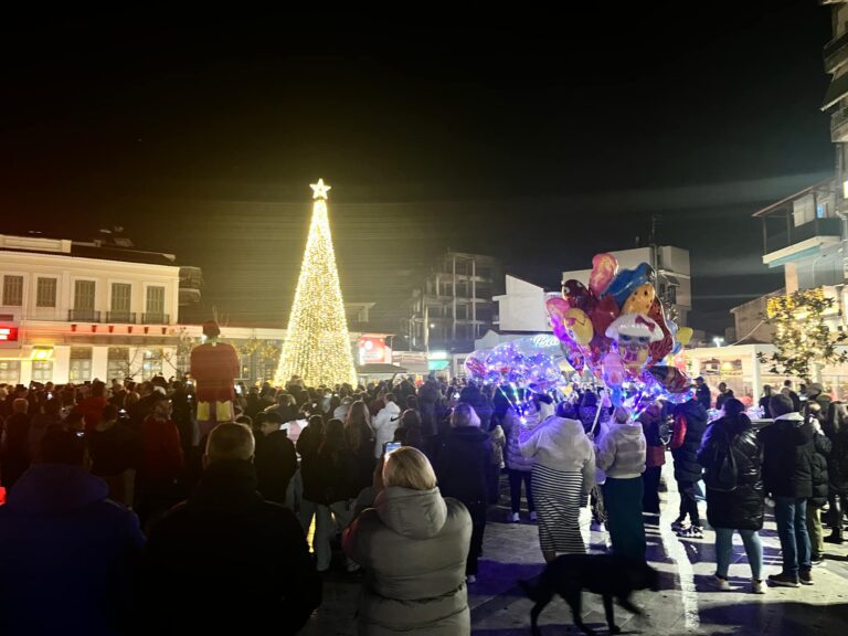 Με όμορφη εκδήλωση άναψε το δένδρο στην πλατεία του Τυρνάβου (φωτορεπορτάζ)