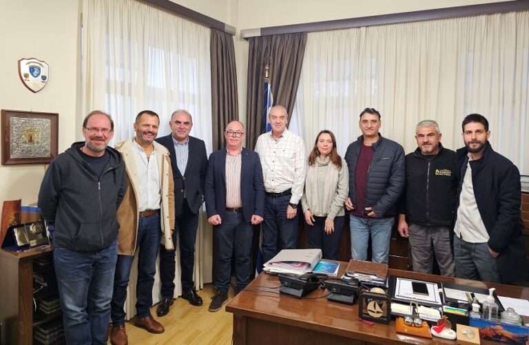 Συνάντηση του Χρήστου Γιακουβή με τον Δήμαρχο Ελασσόνας Νίκο Γάτσα και περιοδεία στην αγορά της πόλης