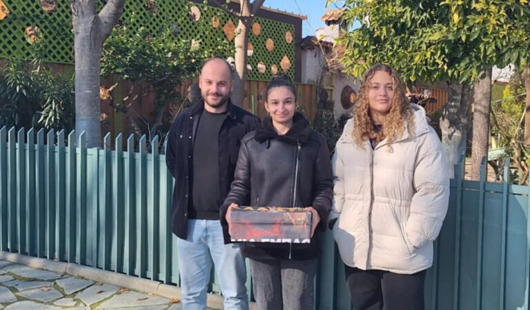 Τα αγωνιστικά κάλαντα της ΚΝΕ στον Αμπελώνα
