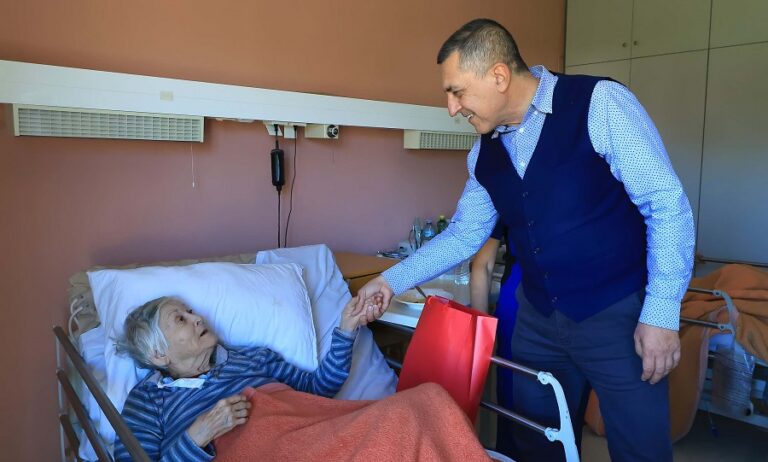Ο περιφερειάρχης Δημ. Κουρέτας ευχήθηκε σε ανθρώπους της τρίτης ηλικίας που φιλοξενούνται σε δομές