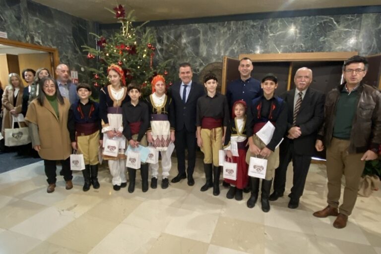 Κάλαντα του Συλλόγου Κρητικών Λάρισας στο Δημαρχείο και την Περιφέρεια