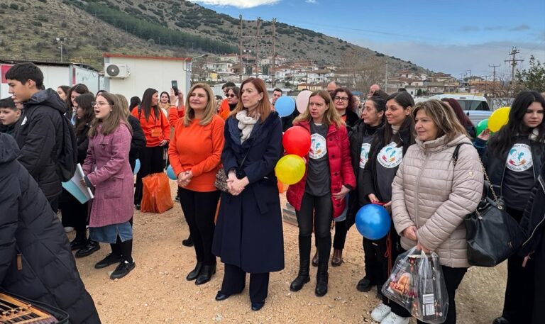 Ε. Λιακούλη και #Κανείς Μόνος : «Χριστούγεννα, με το Δαμάσι στο μυαλό και στην καρδιά»