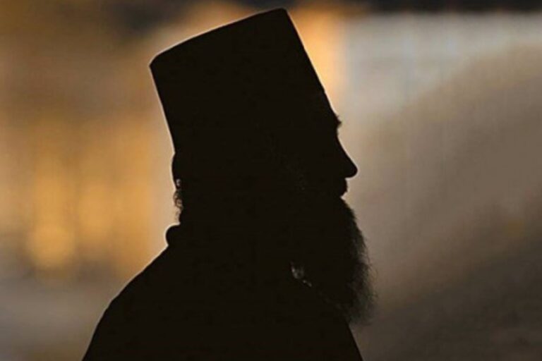 Από τη λειτουργία στο αυτόφωρο 49χρονος ιερέας που κατηγορείται για ξυλοδαρμό της ερωμένης του