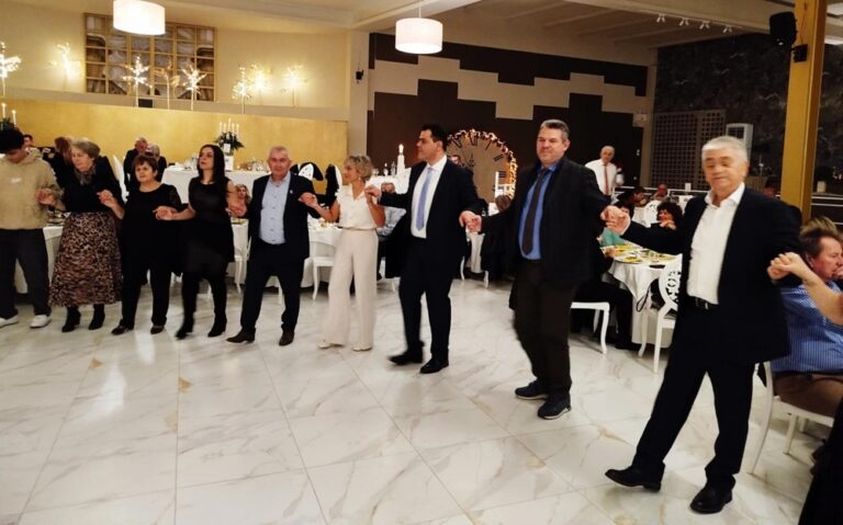 Κέφι και γιορτινή διάθεση στον χορό του Συλλόγου Ποντίων Λάρισας