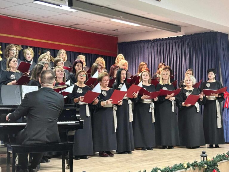Ενθουσίασε στις εορταστικές της εμφανίσεις η χορωδία του συλλόγου Γυναικών Τυρνάβου