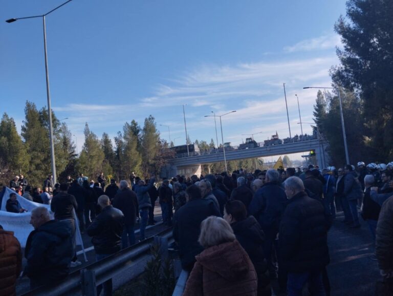 Σε συμβολικό μπλόκο στον ΠΑΘΕ στο ύψος της Γυρτώνης προχώρησαν σήμερα οι αγρότες (φωτορεπορτάζ)