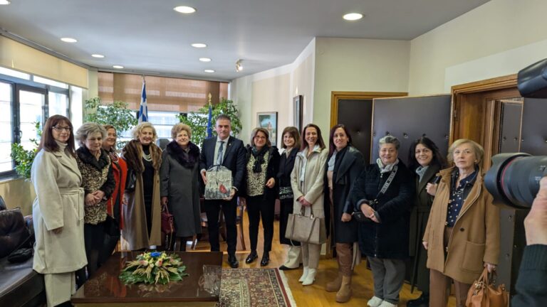 Ευχές και χαμόγελα γέμισε το Δημαρχείο Λάρισας