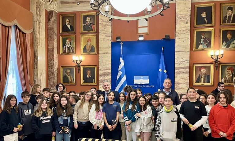 Μ. Χαρακόπουλος στα παιδιά του 37ου Δ.Σ. Λάρισας: Εύκολα η δημοκρατία μπορεί να διολισθήσει σε οχλοκρατία