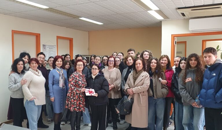 Δωρεά του 2ου Λυκείου Λάρισας στον Σύλλογο Φίλων του Κέντρου Ψυχικής Υγείας Λάρισας