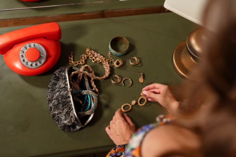 DIY επισκευές κοσμημάτων: Τι μπορείτε (και τι δεν πρέπει) να κάνετε στο σπίτι