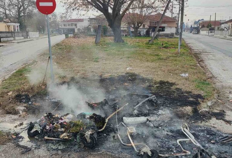 Κάηκαν κάδοι απορριμμάτων στον Αμπελώνα – Δεν αποκλείεται να πρόκειται για εμπρησμό
