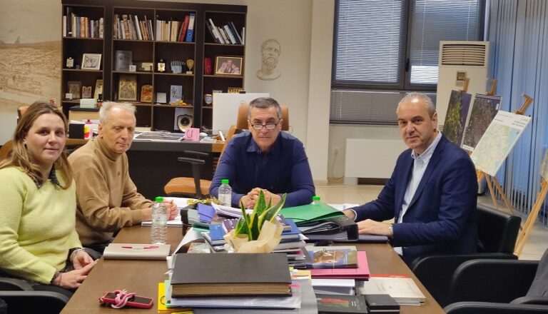 Η Περιφέρεια χρηματοδοτεί την κατεδάφιση επικίνδυνων κτιρίων σε χωριά της Ελασσόνας από το σεισμό του Μαρτίου του 2021