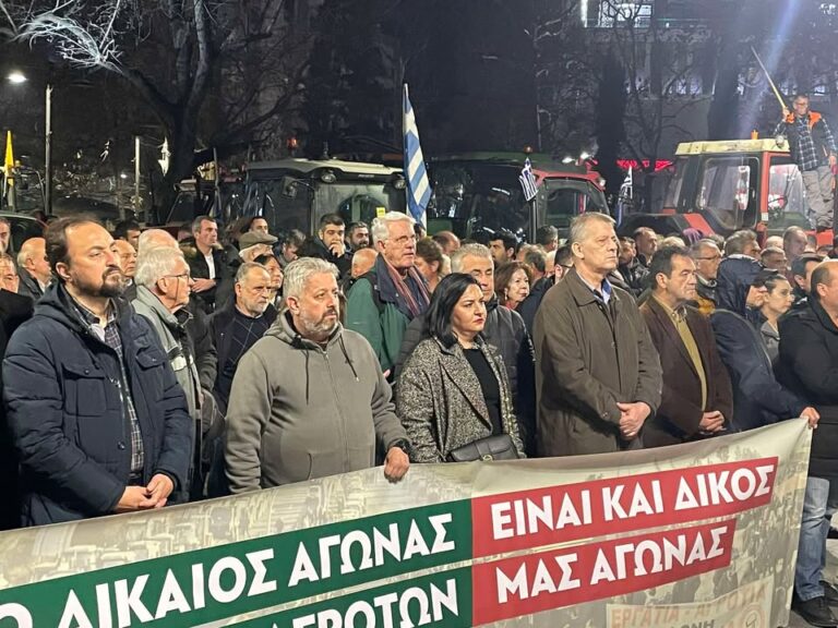 Δυναμικό αγροτικό συλλαλητήριο με τρακτέρ στην κεντρική πλατεία της Λάρισας