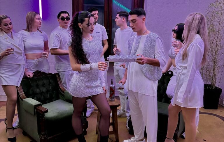 Οι «Bouranos Aires» παρουσιάζουν τη στολή τους για το φετινό τυρναβίτικο καρναβάλι