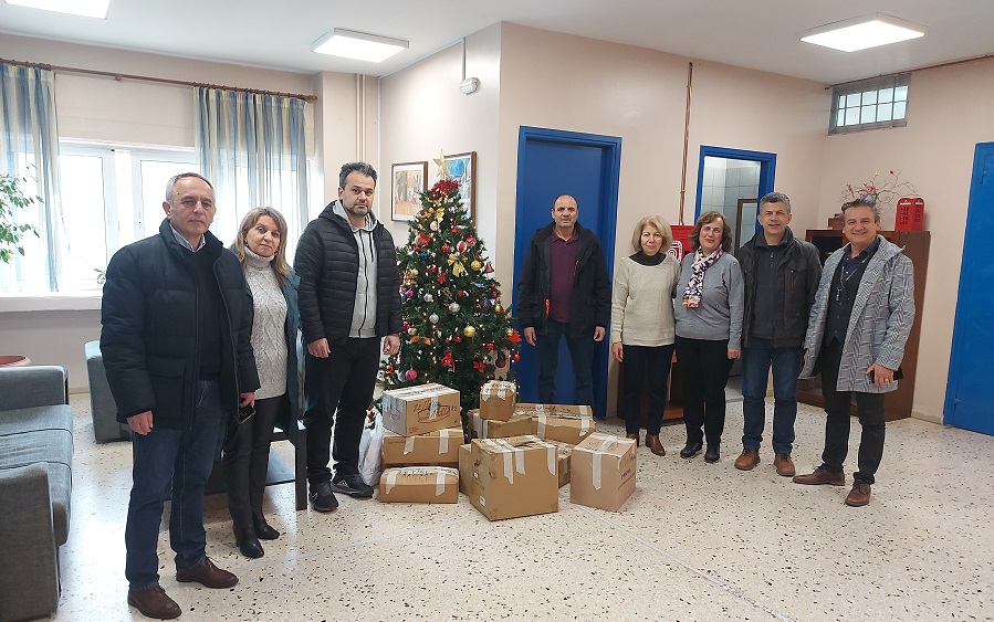 Μαθητές του Πειραματικού Γυμνασίου και του 2ο Γυμνασίου Λάρισας παρέδωσαν τρόφιμα στο Κοινωνικό Παντοπωλείο