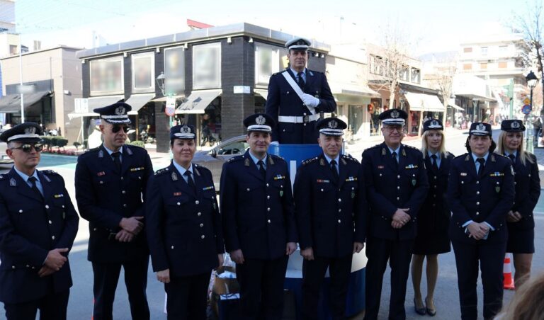 Συμβολική προσφορά δώρων σε τροχονόμο στον Βόλο