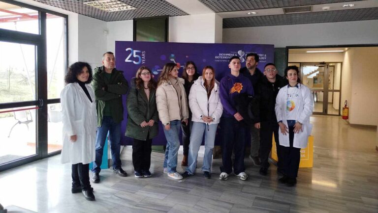 Στο τμήμα Βιοχημείας μαθητές του 10ου ΓΕΛ Λάρισας
