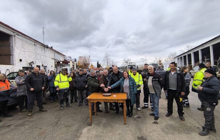 Εκοψαν πίτα στο Αμαξοστάσιο οι εργαζόμενοι στην καθαριότητα και το πράσινο  του Δήμου Τυρνάβου