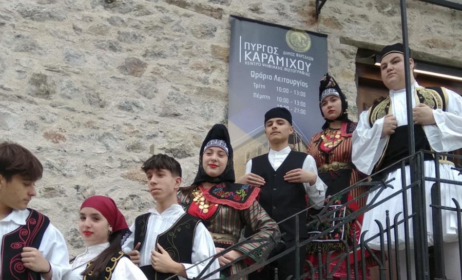 Μαθητές φορούν παραδοσιακές φορεσιές και φωτογραφίζονται στον Πύργο Καραμίχου