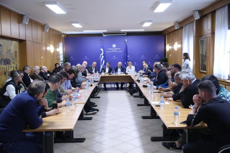 Μέτρα για τη στήριξη της αγροτικής παραγωγής, στη σύσκεψη κυβερνητικού κλιμακίου με τους εκπροσώπους της Πανελλαδικής των μπλόκων