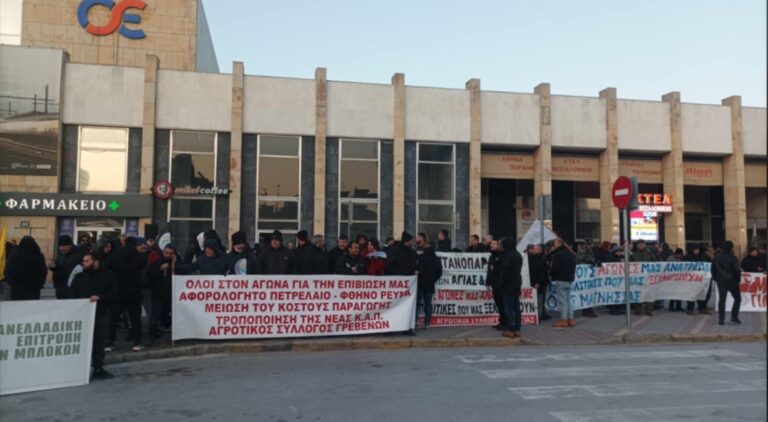 Στη Θεσσαλονίκη με τρακτέρ και λεωφορεία αγρότες της Θεσσαλίας για να συναντήσουν τον πρωθυπουργό