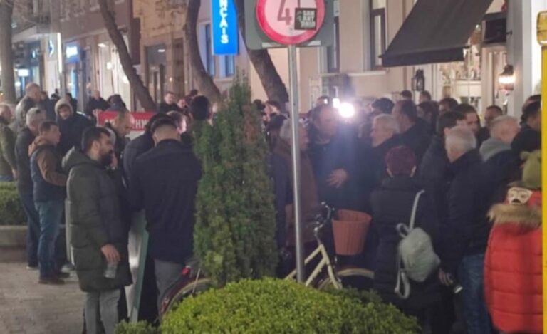 Αγρότες πολιόρκησαν το γραφείο του Χρήστου Κέλλα στη Λάρισα
