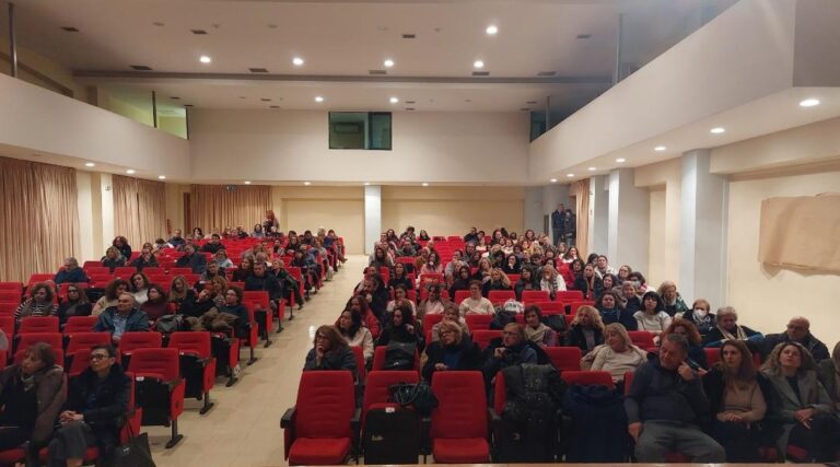 Μαζική συνέλευση εκπαιδευτικών Π.Ε. στη Λάρισα ενάντια στις διώξεις απεργών